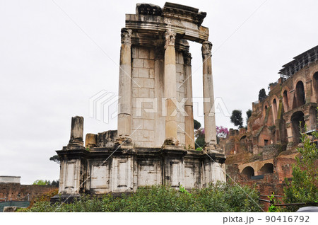 イタリア　ローマ　世界遺産　フォロロマーノ　ヴェスタの神殿跡 90416792