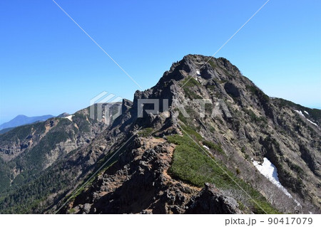 初夏の八ヶ岳山麓　赤岳から望む横岳 90417079