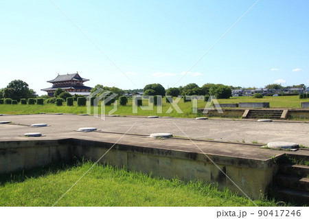 奈良市の世界遺産平城宮跡内に復元された第一次大極殿と第二次大極殿の基壇 90417246