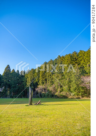 日本三景・松島　西行戻しの松公園の芝生と青空（宮城県松島町） 90417284
