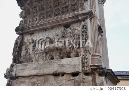 イタリア　ローマ　世界遺産　フォロ・ロマーノ　ティトゥスの凱旋門 90417308