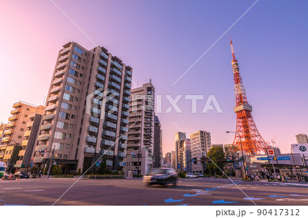 日本の東京都市景観　赤羽橋の交差点から夕焼けに映える東京タワーなどを望む 90417312