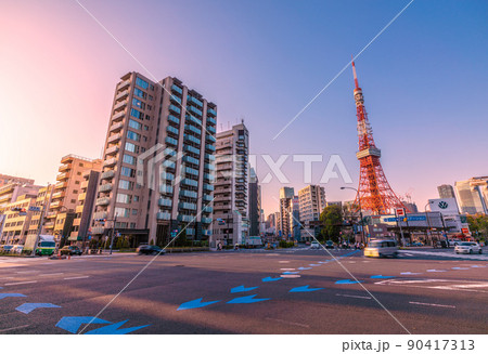 日本の東京都市景観 赤羽橋の交差点から夕焼けに映える東京タワーなどを望む 日本の東京都市景観 赤羽橋の交差点から夕焼けに映える東京タワーなどを望む 90417313