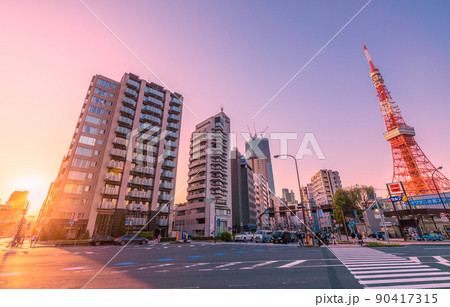 日本の東京都市景観 赤羽橋の交差点から夕焼けに映える東京タワーなどを望む 日本の東京都市景観 赤羽橋の交差点から夕焼けに映える東京タワーなどを望む 90417315