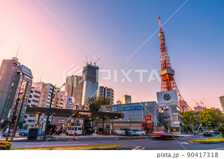日本の東京都市景観 赤羽橋の交差点から夕焼けに映える東京タワーなどを望む 日本の東京都市景観 赤羽橋の交差点から夕焼けに映える東京タワーなどを望む 90417318