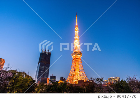 日本の東京都市景観 ライトアップされた東京タワーや虎ノ門・麻布台地区再開発などを望む 日本の東京都市景観 ライトアップされた東京タワーや虎ノ門・麻布台地区再開発などを望む 90417770