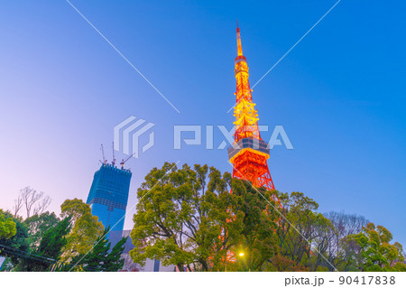 日本の東京都市景観 ライトアップされた東京タワーや虎ノ門・麻布台地区再開発などを望む 日本の東京都市景観 ライトアップされた東京タワーや虎ノ門・麻布台地区再開発などを望む 90417838