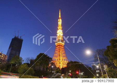 日本の東京都市景観 東京タワー下から東京タワーなどを望む 日本の東京都市景観 東京タワー下から東京タワーなどを望む 90417900