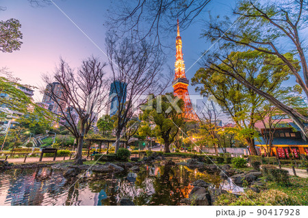 日本の東京都市景観　ライトアップされた東京タワーや虎ノ門・麻布台地区再開発などを望む 90417928