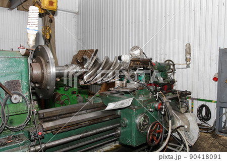 An old lathe in working order with mechanical devices 90418091