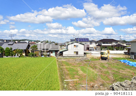 2021年。児島駅から岡山駅までの瀬戸大橋線の風景 90418111