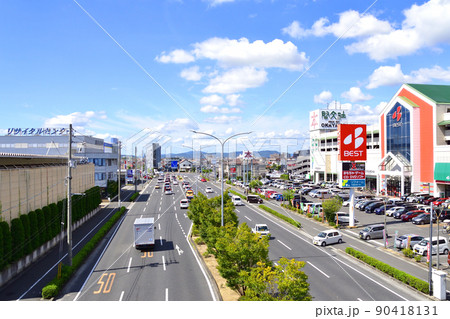 2021年。児島駅から岡山駅までの瀬戸大橋線の風景 90418131