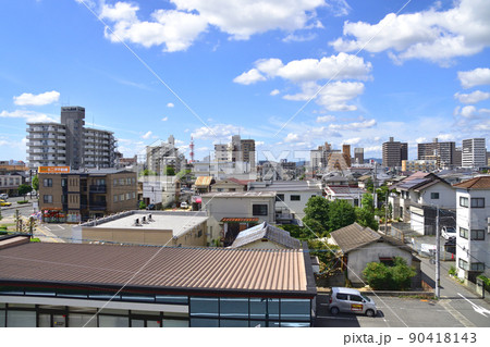 2021年。児島駅から岡山駅までの瀬戸大橋線の風景 90418143
