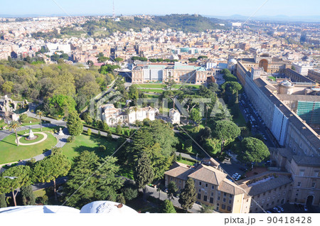 イタリア　ローマ　世界遺産　ヴァチカン市国　サン・ピエトロ大聖堂　クーポラ・テラスからヴァチカン庭園 90418428