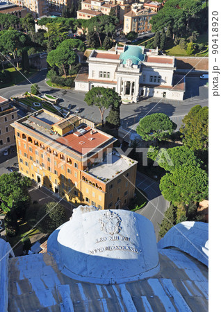 イタリア　ローマ　世界遺産　ヴァチカン市国　サン・ピエトロ大聖堂　クーポラ・テラス　裁判所　鉄道駅 90418920