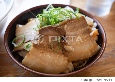 とても美味しい日本のどんぶりご飯 とても美味しい日本のどんぶりご飯 90419544