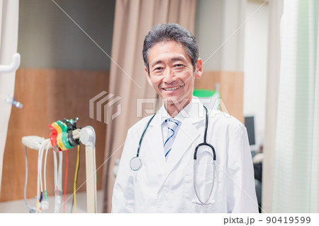 病院で働く高齢の男性ドクター 90419599