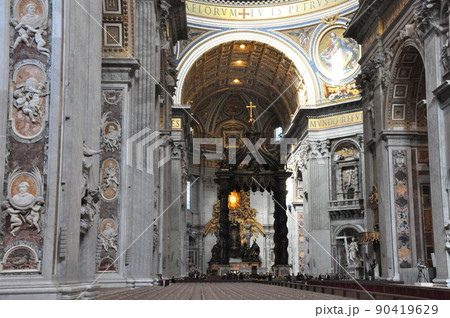 イタリア　ローマ　世界遺産　ヴァチカン市国　サン・ピエトロ大聖堂　内陣　身廊　ベルニーニの大天蓋 90419629