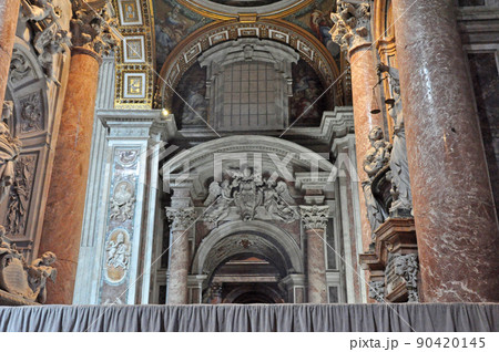 イタリア ローマ 世界遺産 ヴァチカン市国 サン・ピエトロ大聖堂 内陣 身廊から見た側廊側の景観 イタリア ローマ 世界遺産 ヴァチカン市国 サン・ピエトロ大聖堂 内陣 身廊から見た側廊側の景観 90420145