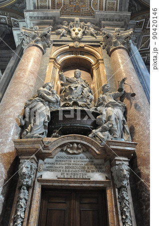 イタリア　ローマ　世界遺産　ヴァチカン市国　サン・ピエトロ大聖堂　インノケンティウス12世のモニュメ 90420146