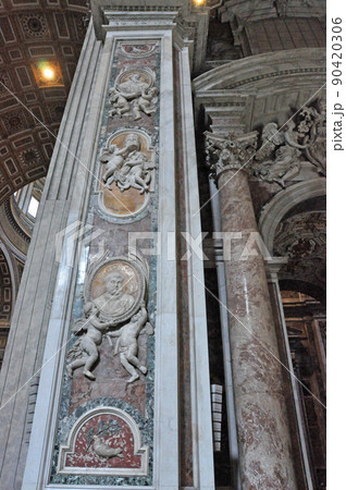 イタリア　ローマ　世界遺産　ヴァチカン市国　サン・ピエトロ大聖堂　内陣　柱　教皇のメダイヨン　ブット 90420306
