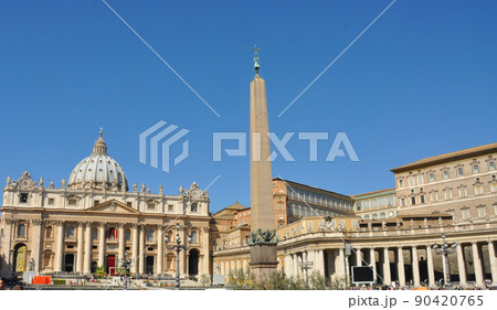 イタリア　ローマ　世界遺産　ヴァチカン市国　サン・ピエトロ広場　サン・ピエトロ大聖堂　オベリスク　柱 90420765