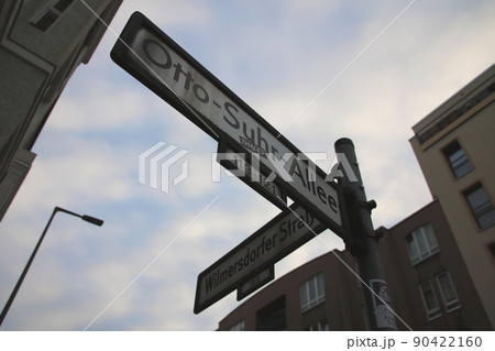 ドイツのベルリンで撮影した道路標識 ドイツのベルリンで撮影した道路標識 90422160