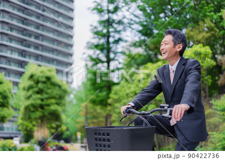 自転車通勤をする高齢のビジネスマン 自転車通勤をする高齢のビジネスマン 90422736