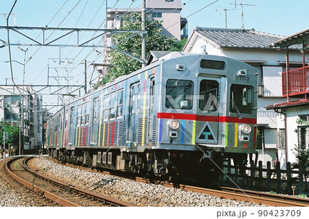 蒲田へ向けて快走する東急多摩川線の7700系（2007年に運行されたレインボートレーン編成) 90423709