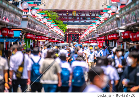 日本の東京都市景観 6月・団体旅行客や子供たちらで賑わう浅草寺。もはやコロナ禍前のような人出＝2日 90423720