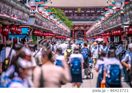 日本の東京都市景観 6月・団体旅行客や子供たちらで賑わう浅草寺。もはやコロナ禍前のような人出＝2日 90423721