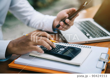 Investors have to calculate investment cost calculator and hold a mobile phone in hand. Investors have to calculate investment cost calculator and hold a mobile phone in hand. 90424553