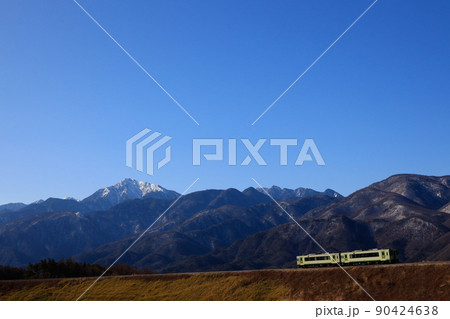 駒ヶ岳と小海線 90424638