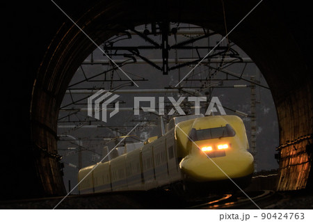 トンネルとドクターイエロー トンネルとドクターイエロー 90424763