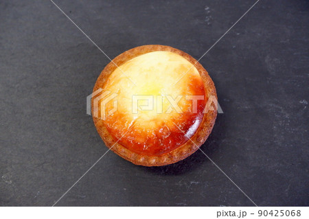 チーズタルトと黒い皿 90425068