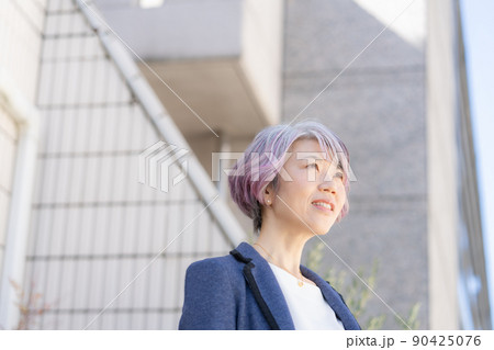 ビジネスバックを持って立つミドルエイジの女性 ビジネスバックを持って立つミドルエイジの女性 90425076