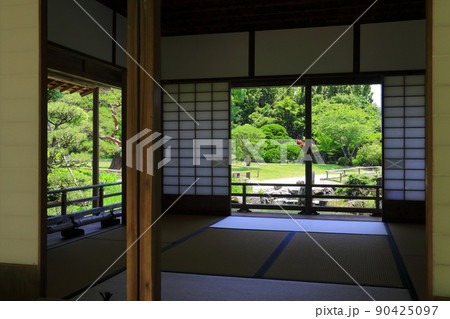 【愛媛県】天赦園春雨亭(書屋)から見た庭園 【愛媛県】天赦園春雨亭(書屋)から見た庭園 90425097