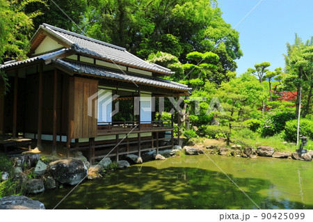 【愛媛県】晴天の天赦園春雨亭（書屋） 90425099
