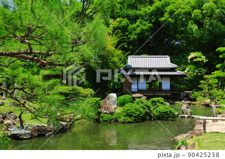 【愛媛県】晴天の天赦園春雨亭（書屋） 90425238