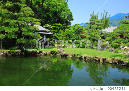 【愛媛県】晴天の天赦園春雨亭（書屋） 90425251