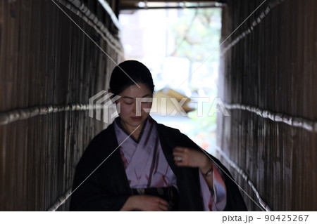 京都清水の路地裏を歩く着物の女性 90425267