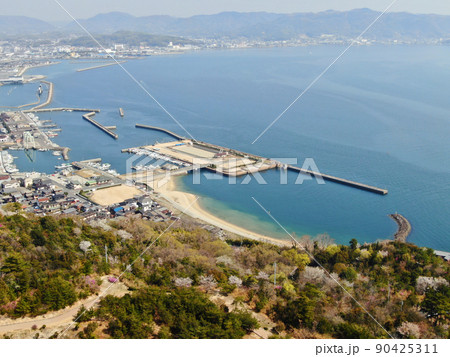 鷲羽山展望台付近の上空から大畑海浜公園の空撮 鷲羽山展望台付近の上空から大畑海浜公園の空撮 90425311