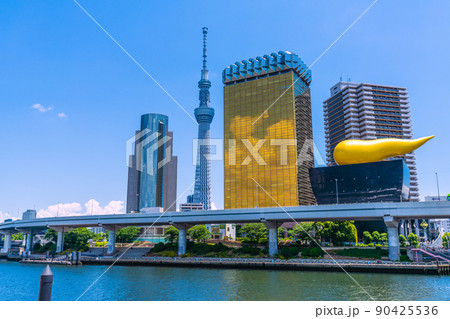 日本の東京都市景観 浅草水上バス乗船場側から隅田川や東京スカイツリーなどを望む 日本の東京都市景観 浅草水上バス乗船場側から隅田川や東京スカイツリーなどを望む 90425536