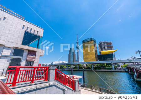 日本の東京都市景観 浅草水上バス乗船場や隅田川などを望む 90425541