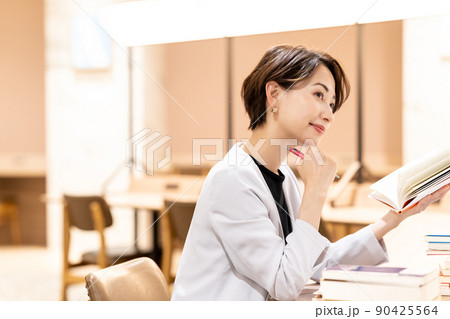 勉強をするミドルの女性 90425564
