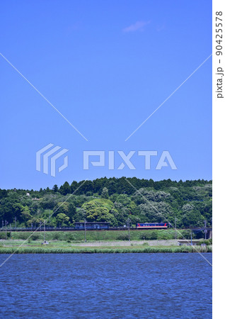 鹿島臨海鉄道の北浦湖畔駅を発車する8000形気動車と北浦 90425578