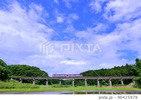 初夏の風景と鹿島臨海鉄道の8000形気動車 90425979