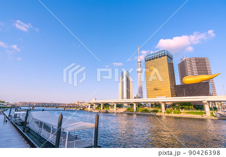 日本の東京都市景観 浅草水上バス乗船場や隅田川などを望む(奥にスペーシア) 日本の東京都市景観 浅草水上バス乗船場や隅田川などを望む(奥にスペーシア) 90426398