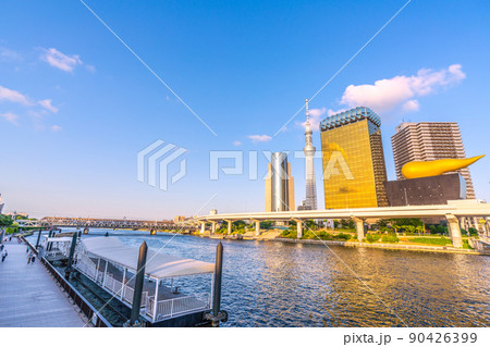 日本の東京都市景観 浅草水上バス乗船場や隅田川などを望む（奥にスペーシア） 90426399