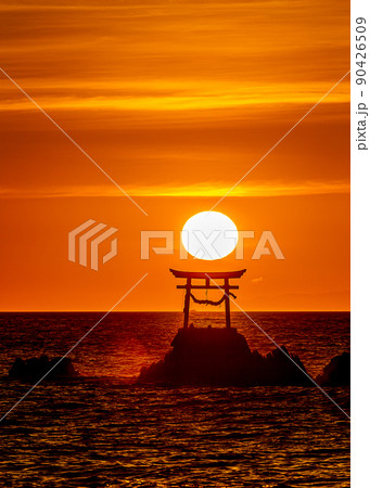 奈多海岸の夜明け（大分県杵築市） 90426509
